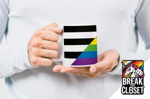 Une personne vêtue d'une chemise claire tient une tasse sur laquelle figure le drapeau de la fierté des hétérosexuels ; dans le coin, un logo coloré "Break the Closet" avec une licorne et un poing levé célèbre la fierté des lesbiennes, gays, bisexuels et transsexuels.