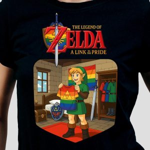 Une personne porte une chemise représentant Link de The Legend of Zelda tenant un drapeau arc-en-ciel avec le symbole jaune de la Triforce, célébrant fièrement l'identité queer tout en se tenant dans une pièce médiévale avec des armures, des épées et des vêtements en arrière-plan.