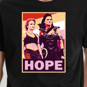 Illustration stylisée et colorée de deux guerrières queer fortes se tenant côte à côte, avec le mot HOPE en lettres grasses en dessous d'elles, imprimée sur un T-shirt noir.