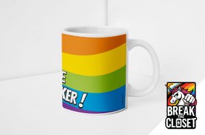 Un mug blanc avec un drapeau de la fierté arc-en-ciel et un texte partiel en gras. Dans le coin inférieur droit, un logo représente une licorne brisant la porte d'un placard avec la mention "Break the Closet" en gras - parfait pour afficher votre fierté LGBTQIA+.