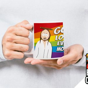 Une personne tient un mug représentant un Jésus de dessin animé sur fond d'arc-en-ciel, avec le texte "Dieu aime tout le monde", célébrant la fierté LGBT. Dans le coin, il y a un logo "Break the Closet" avec une licorne et un poing levé.