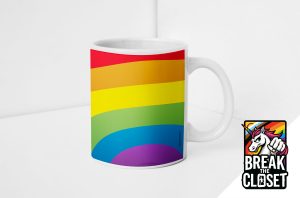 Un mug blanc orné d'un drapeau arc-en-ciel est posé sur une surface blanche. Dans le coin, le logo Break the Closet représente une licorne avec une corne arc-en-ciel - un hommage audacieux à la fierté LGBTQIA+.