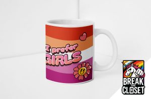 Un mug blanc avec un fond coloré et rayé dans les tons rouge, orange, rose et violet. Il comporte le texte I prefer GIRLS avec des graphiques de cœurs et de fleurs - une déclaration audacieuse pour la communauté LGBTQIA+. Le logo du poing de la licorne "Break the Closet" se trouve en bas à droite.