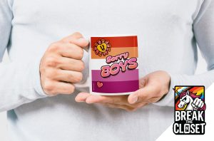 Une personne tient une tasse avec un fond de drapeau de la fierté lesbienne, une fleur de dessin animé et les mots Sorry BOYS. Dans le coin, le logo Break the Closet représente une licorne et un arc-en-ciel - parfait pour célébrer la fierté queer ou LGBTQIA+.