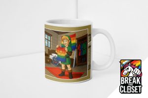 Ce mug blanc présente une illustration de Link de The Legend of Zelda tenant un pull coloré de la Triforce dans une pièce confortable. À côté du mug se trouve le logo Break the Closet avec une licorne et un poing arc-en-ciel, célébrant la fierté queer.