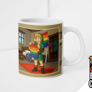 Ce mug blanc présente une illustration de Link de The Legend of Zelda tenant un pull coloré de la Triforce dans une pièce confortable. À côté du mug se trouve le logo Break the Closet avec une licorne et un poing arc-en-ciel, célébrant la fierté queer.