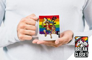 Une personne tient un mug représentant des personnages d'anime devant un drapeau arc-en-ciel, célébrant la fierté LGBT. Break the Closet et le logo d'une licorne frappant du poing ajoutent une touche queer audacieuse dans le coin.