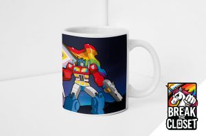 Un mug blanc représentant un robot de dessin animé tenant un blaster avec une cape ornée d'un drapeau arc-en-ciel, sur fond de ciel étoilé. Dans le coin, le logo Break the Closet avec une licorne à crinière arc-en-ciel célèbre la fierté LGBTQIA+.