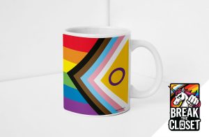 Un mug blanc arborant le drapeau Progress Pride avec un triangle jaune intersexe et un cercle violet. Dans le coin, le logo d'un poing de licorne et le texte BREAK THE CLOSET célèbrent la fierté queer et LGBT.