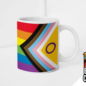 Un mug blanc arborant le drapeau Progress Pride avec un triangle jaune intersexe et un cercle violet. Dans le coin, le logo d'un poing de licorne et le texte BREAK THE CLOSET célèbrent la fierté queer et LGBT.