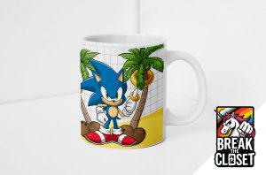 Un mug blanc représentant Sonic le hérisson debout entre deux palmiers sur un fond quadrillé. Dans le coin, un logo coloré de la fierté licorne Break the Closet, célébrant avec style la fierté LGBTQIA+.