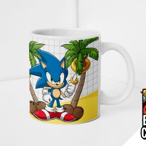 Un mug blanc représentant Sonic le hérisson debout entre deux palmiers sur un fond quadrillé. Dans le coin, un logo coloré de la fierté licorne Break the Closet, célébrant avec style la fierté LGBTQIA+.