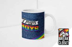 Un mug blanc avec un fond à motif denim, des accents arc-en-ciel et le texte I prefer BOYS (Je préfère les garçons) en lettres colorées. Le coin présente un logo "Break the Closet" avec une licorne et un arc-en-ciel - parfait pour afficher votre fierté queer ou LGBT.