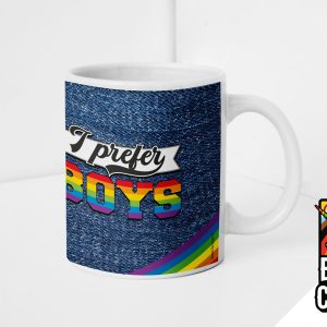 Un mug blanc avec un fond à motif denim, des accents arc-en-ciel et le texte I prefer BOYS (Je préfère les garçons) en lettres colorées. Le coin présente un logo "Break the Closet" avec une licorne et un arc-en-ciel - parfait pour afficher votre fierté queer ou LGBT.