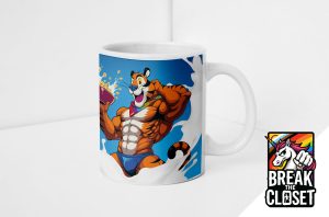 Un mug blanc représentant une mascotte de tigre de dessin animé à la carrure musclée, tenant un bol de céréales. Le logo Break the Closet, qui célèbre la fierté queer avec une licorne arc-en-ciel et un texte en gras, se trouve dans le coin inférieur droit.