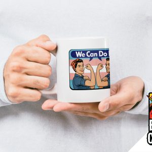 Une personne tient un mug sur lequel figure une illustration inspirée de We Can Do It ! avec deux personnes qui fléchissent les bras. Dans le coin, un logo coloré "Break the Closet LGBTQIA+" brille avec une licorne et un poing arc-en-ciel.