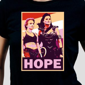 Illustration stylisée et colorée de deux femmes guerrières se tenant avec confiance côte à côte, avec le mot HOPE en lettres grasses au-dessous d'elles. L'arrière-plan vibrant célèbre la fierté LGBTQIA+ avec des nuances d'orange, de rose et de violet.