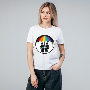 Une femme vêtue d'un t-shirt blanc portant un parapluie coloré au-dessus de deux figures de bâton symbolisant la fierté LGBT, avec des gouttes noires sur les côtés. L'arrière-plan est gris clair uni.