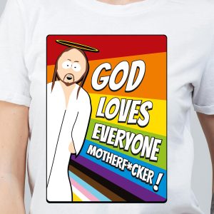 Une personne porte un T-shirt avec un Jésus de dessin animé, des rayures arc-en-ciel et les mots "God loves everyone motherf*cker !" (Dieu aime tout le monde, connard) en caractères blancs gras, célébrant ainsi la fierté homosexuelle.
