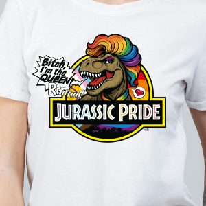 Quelqu'un porte le Jurassic Pride - T-shirt Unisexe, représentant un dinosaure avec une perruque et un maquillage arc-en-ciel, "Bitch I'm the QUEEN ! Rrrr !" et le texte JURASSIC PRIDE avec un cœur - idéal pour montrer la fierté LGBTQIA+.