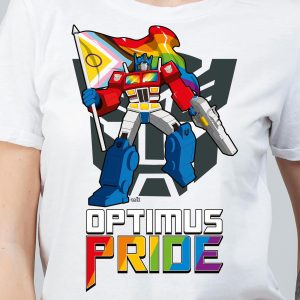 Illustration d'un robot ressemblant à Optimus Prime tenant un drapeau de la fierté arc-en-ciel sur une chemise blanche. Le texte ci-dessous indique OPTIMUS PRIDE, avec PRIDE dans les couleurs de l'arc-en-ciel - une célébration audacieuse de l'identité queer et LGBTQIA+.