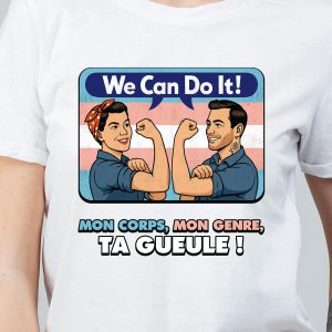 Un t-shirt montre deux personnes fléchissant les bras dans le style Rosie the Riveter, sur fond de drapeau de la fierté transgenre. Parfait pour la fierté LGBTQIA+, on peut y lire "We Can Do It !" en haut et "Mon corps, mon genre, ta gueule !" en bas en français.
