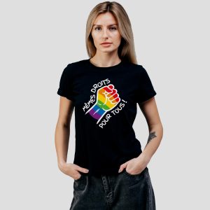Une personne portant un t-shirt noir avec un poing aux couleurs de l'arc-en-ciel et les mots Mêmes Droits Pour Tous ! soutenant les droits des LGBT, debout sur un fond gris uni.