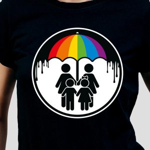 Un graphique représentant quatre personnages sous un parapluie aux couleurs de l'arc-en-ciel, symbolisant la fierté LGBT, avec de la peinture noire dégoulinant du haut à l'intérieur d'un cercle blanc, imprimé sur une chemise noire.