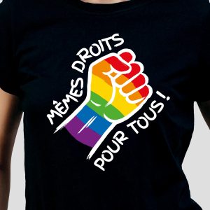 Un t-shirt avec un poing levé aux couleurs de l'arc-en-ciel et le texte français "Mêmes droits pour tous", célébrant la fierté et la solidarité LGBTQIA+.