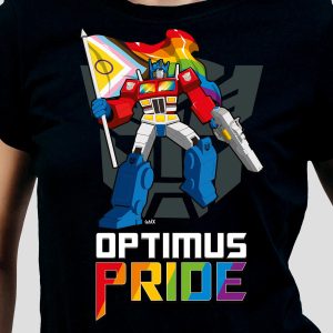 Ce t-shirt représente Optimus Prime tenant un drapeau Progress Pride, avec les mots OPTIMUS PRIDE en caractères gras aux couleurs de l'arc-en-ciel. L'arrière-plan montre un léger logo Decepticon - parfait pour tout fan de Transformers LGBTQIA+.