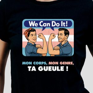 Un tee-shirt avec les silhouettes caricaturales d'une femme et d'un homme fléchissant les bras sous une bulle We Can Do It !, célébrant la fierté LGBTQIA+, avec le texte ci-dessous en français : Mon corps, mon genre, ta gueule !.