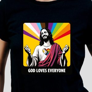 Illustration de Jésus avec un cœur arc-en-ciel sur la poitrine et des rayons arc-en-ciel derrière lui, souriant les bras ouverts. Le texte ci-dessous indique "GOD LOVES EVERYONE" (Dieu aime tout le monde), célébrant la fierté et l'inclusion des personnes LGBTQIA+.