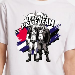 Le Leather Pride Team - T-shirt Unisexe représente deux hommes gays en tenue de cuir avec le texte Leather Pride Team au-dessus et un drapeau de la fierté en cuir stylisé, célébrant la fierté LGBTQIA+.