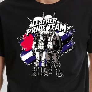 Le Leather Pride Team - T-shirt Unisexe représente deux hommes en tenue de cuir devant le drapeau de la Leather Pride, avec "Leather Pride Team" en texte blanc gras au-dessus d'eux.