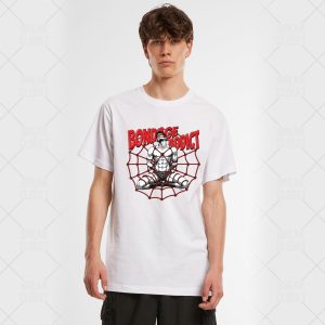 Un jeune homme homosexuel porte le "Bandage Addict - T-shirt Unisex", qui représente un personnage de bande dessinée attaché par des cordes à l'intérieur d'une toile d'araignée rouge, avec BONDAGE ADDICT en lettres rouges audacieuses au-dessus de l'image.