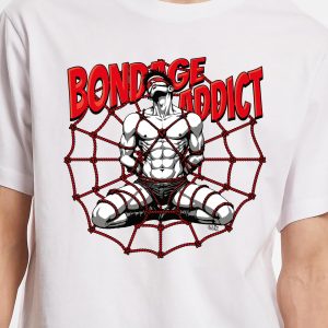 Le "Bandage Addict - T-shirt Unisex" est un tee-shirt blanc représentant une personne homosexuelle agenouillée en sous-vêtements, attachée avec une corde rouge en forme de toile, avec un texte rouge en gras "BONDAGE ADDICT" au-dessus de l'image.
