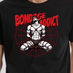 Une personne en tenue de bondage, attachée avec des cordes rouges en forme de toile et agenouillée, la tête en arrière, apparaît sur le t-shirt unisexe noir "Bandage Addict", dont le texte en rouge gras célèbre la fierté queer et LGBT.