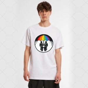 Un jeune homme porte un T-shirt blanc représentant deux personnages homosexuels se tenant par la main sous un parapluie multicolore à l'intérieur d'un cercle noir, avec des gouttes de peinture noire de part et d'autre du parapluie.