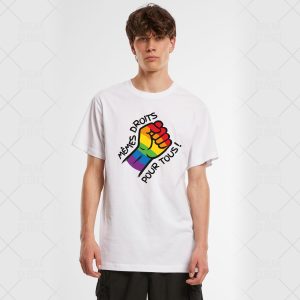 Une personne portant un t-shirt blanc avec un poing aux couleurs de l'arc-en-ciel et le texte français "Mêmes droits pour tous !" célèbre fièrement les droits LGBT sur le devant.