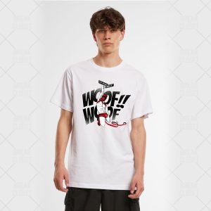 Un jeune homme queer porte le Puppy Streets - T-shirt unisexe, représentant un chien de dessin animé avec une laisse et le texte "WOOF !!!" sur le devant. WOOF" sur le devant, sur un fond clair et uni.