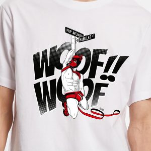 Le Puppy Streets - T-shirt unisexe se compose d'un tee-shirt blanc avec une figure rouge et noire vêtue d'un équipement de chiot, suspendue aux panneaux de Pup Avenue et de Handler St. WOOF" et une laisse rouge en dessous - un fier clin d'œil à la communauté queer et LGBTQIA+.