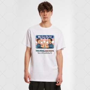 Un jeune homme portant un tee-shirt blanc avec une caricature de deux femmes queer musclées fléchissant les bras. Au-dessus d'elles se trouve le texte We Can Do It ! et en dessous, en français, Mon corps, mon genre, ta gueule !.
