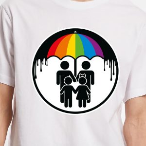 Un T-shirt représente quatre personnages noirs sous un parapluie arc-en-ciel dont les bords sont recouverts de peinture noire, symbole de la protection et de l'intégration des personnes LGBTQIA+.