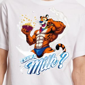 Un tigre musclé de dessin animé, vêtu d'un slip bleu, tient un bol de céréales et fait gicler du lait autour de lui. Avec la mention "EXTRA Milk ?" en caractères gras, ce tigre joyeux et fléchissant apporte la fierté queer à votre table de petit-déjeuner.
