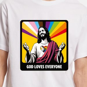 Illustration de Jésus avec un cœur arc-en-ciel sur la poitrine et les mains levées, sur fond de drapeau arc-en-ciel et de drapeau de la fierté, célébrant l'amour LGBTQIA+, avec le texte GOD LOVES EVERYONE (Dieu aime tout le monde) en dessous.