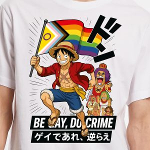 Une chemise colorée avec un personnage d'anime tenant un drapeau de la fierté, un texte en gras "BE GAY, DO CRIME", et du japonais en dessous. Des personnages animés expressifs occupent l'arrière-plan, célébrant la fierté homosexuelle et l'esprit dynamique de la communauté LGBTQIA+.