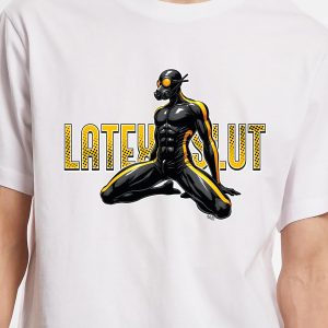 Le T-shirt unisexe "Latex Slut" est un tee-shirt blanc représentant une personne en latex noir et masque à gaz agenouillée, avec le texte jaune "LATEX SLUT" derrière - parfait pour exprimer avec audace l'identité queer.