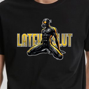 Quelqu'un porte le t-shirt unisexe Latex Slut, qui représente une silhouette musclée vêtue d'une combinaison et d'un masque en latex noir, agenouillée, avec le texte jaune "LATEX SLUT" derrière elle - une pièce remarquable dans la mode LGBTQIA+.