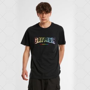 Une personne portant un t-shirt noir avec le mot GAYMER en lettres arc-en-ciel et de petits cœurs arc-en-ciel en dessous, célébrant fièrement son identité LGBT sur un fond clair.