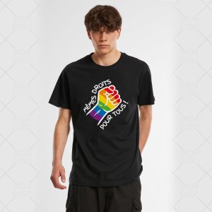 Une personne portant un T-shirt noir avec un poing aux couleurs de l'arc-en-ciel et le texte français MÊMES DROITS POUR TOUS ! Ce dessin soutient fièrement les droits des homosexuels et des personnes LGBTQIA+.